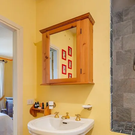 La Dolce 8, Emma Villa