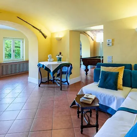 Villa La Dolce 8, Emma *